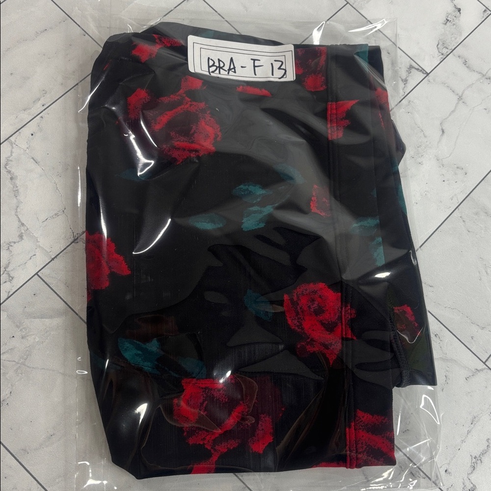 NWOT Livi Active Lane Bryant Sports Bra Black Floral Low Impact NO WIRE 26/28 - Picture 8 of 8